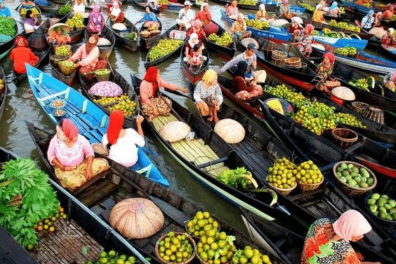Pasar yang memperjualbelikan barang-barang keperluan seperti ikan, sayuran, dan buah-buahan disebut dengan pasar